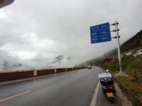 小踏板摩旅,一车一人的风和自由(独克宗古城—奔子栏—青德镇—乡城县)