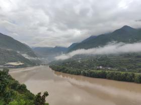 小踏板摩旅,一车一人的风和自由(虎跳峡—小中甸花海—迪庆独克宗古城)