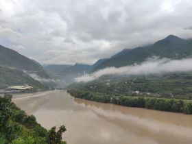 小踏板摩旅，一车一人的风和自由（虎跳峡—小中甸花海—迪庆独克宗古城）